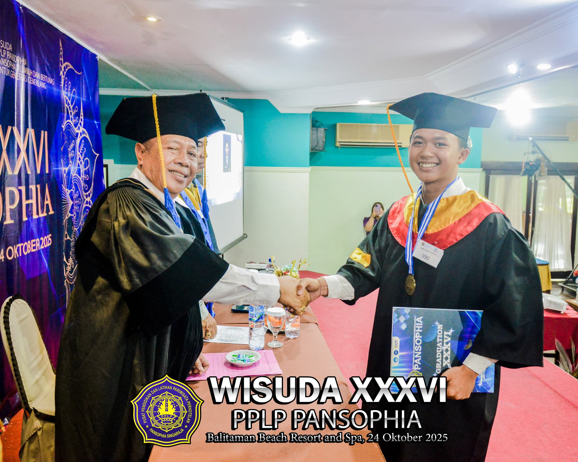 Momen penuh kebanggaan saat prosesi jabat tangan wisudawan dengan Direktur Prof. Yudana