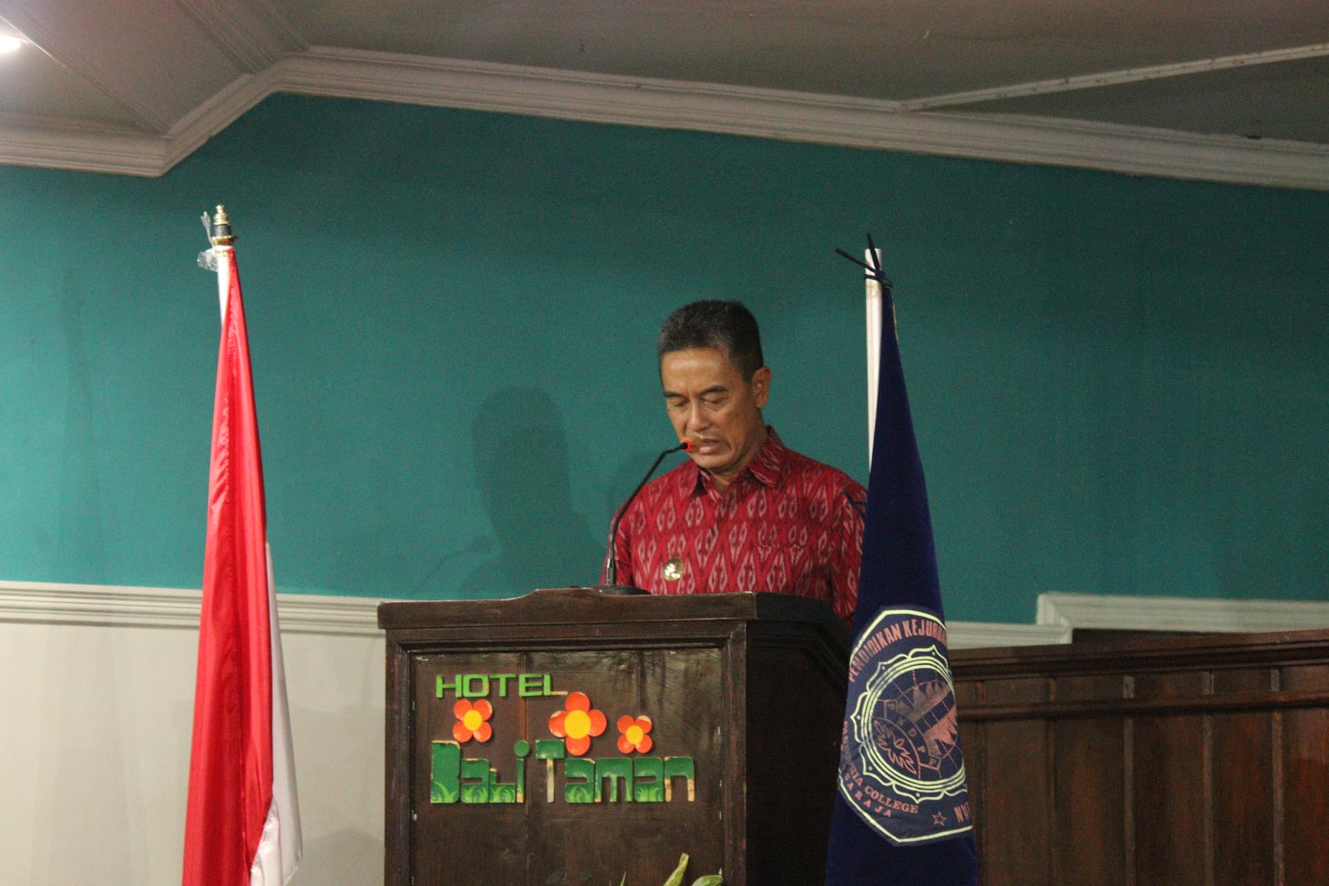 Wakil Bupati Buleleng, Gede Supriatna, S.H., memberikan motivasi kepada para wisudawan