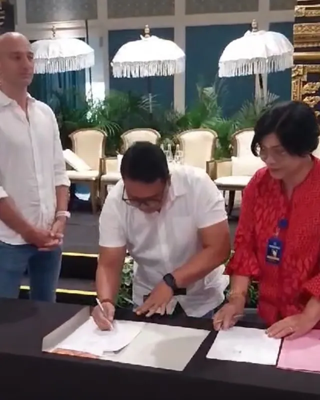 Prosesi penandatanganan MoU antara Wakil Direktur Relationship Kemitraan & Keuangan PPLP Pansophia dengan Manajemen BVlgari Resort Bali