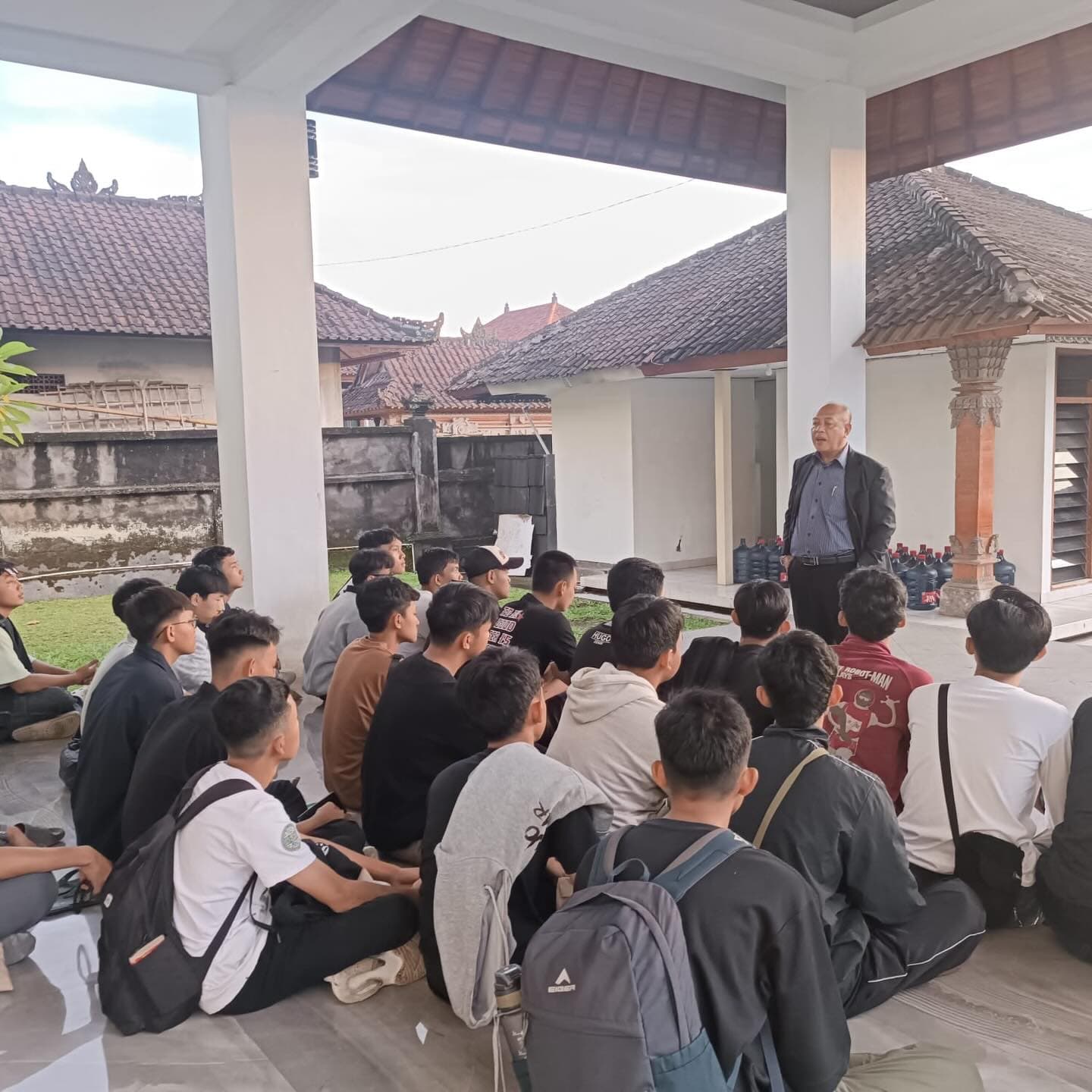 Prof. Dr. Made Yudana, M.Pd memberikan arahan dan motivasi kepada para kandidat