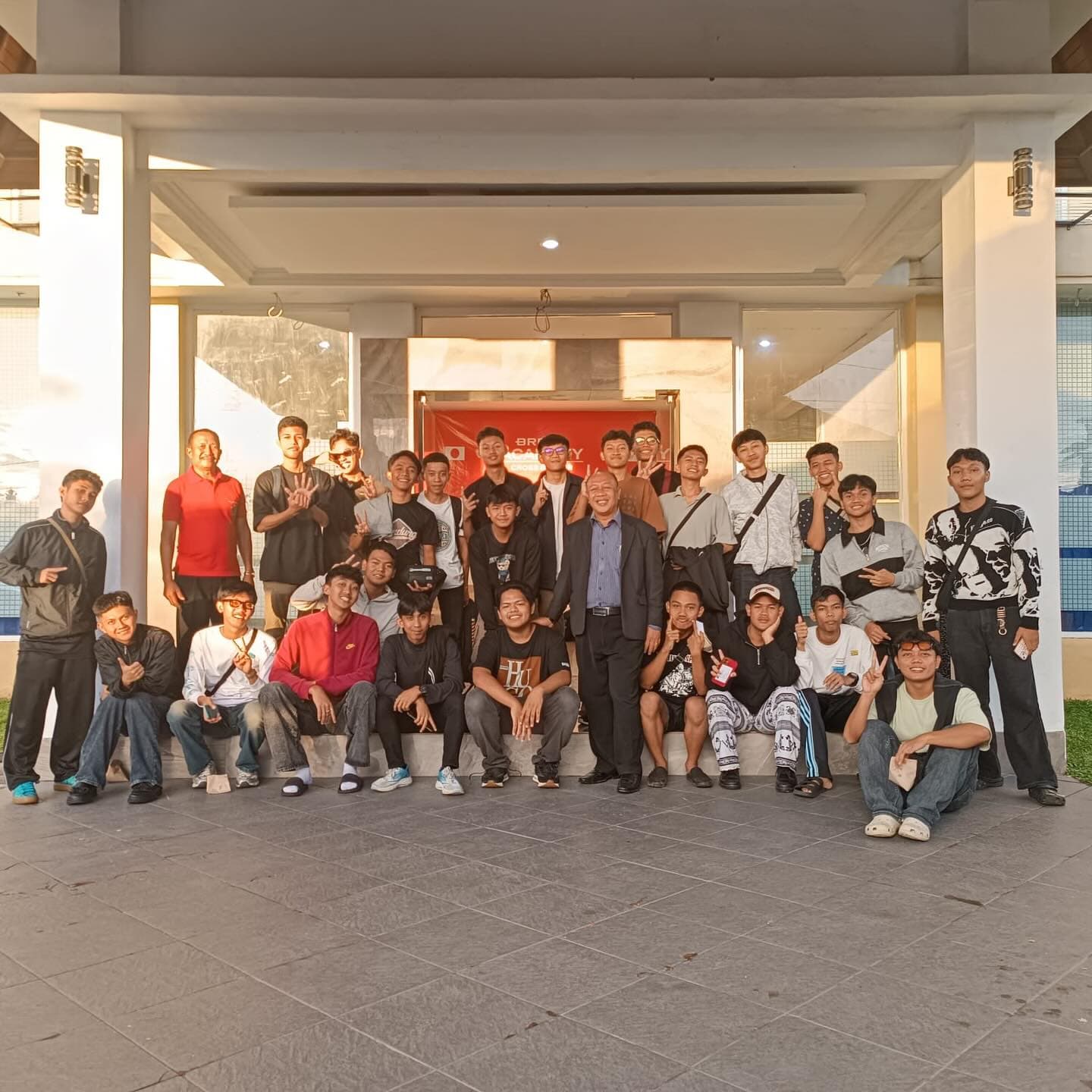 Ke-25 kandidat pemagang berfoto bersama sebelum keberangkatan