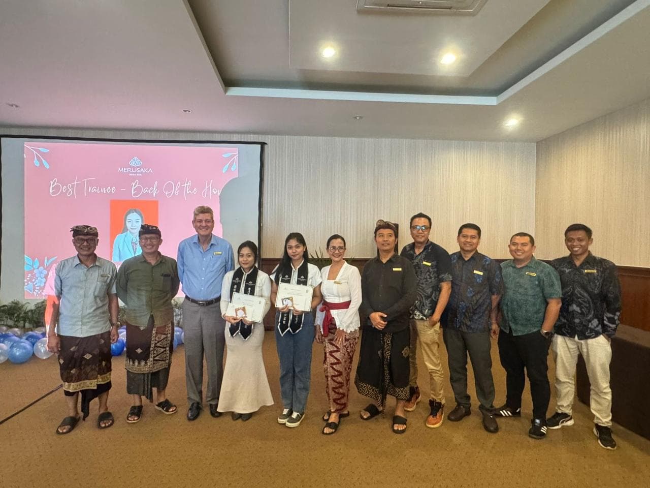 Prestasi Gemilang! Komang Prajna Paramitha Raih Best Trainee di Hotel Merusaka Nusa Dua