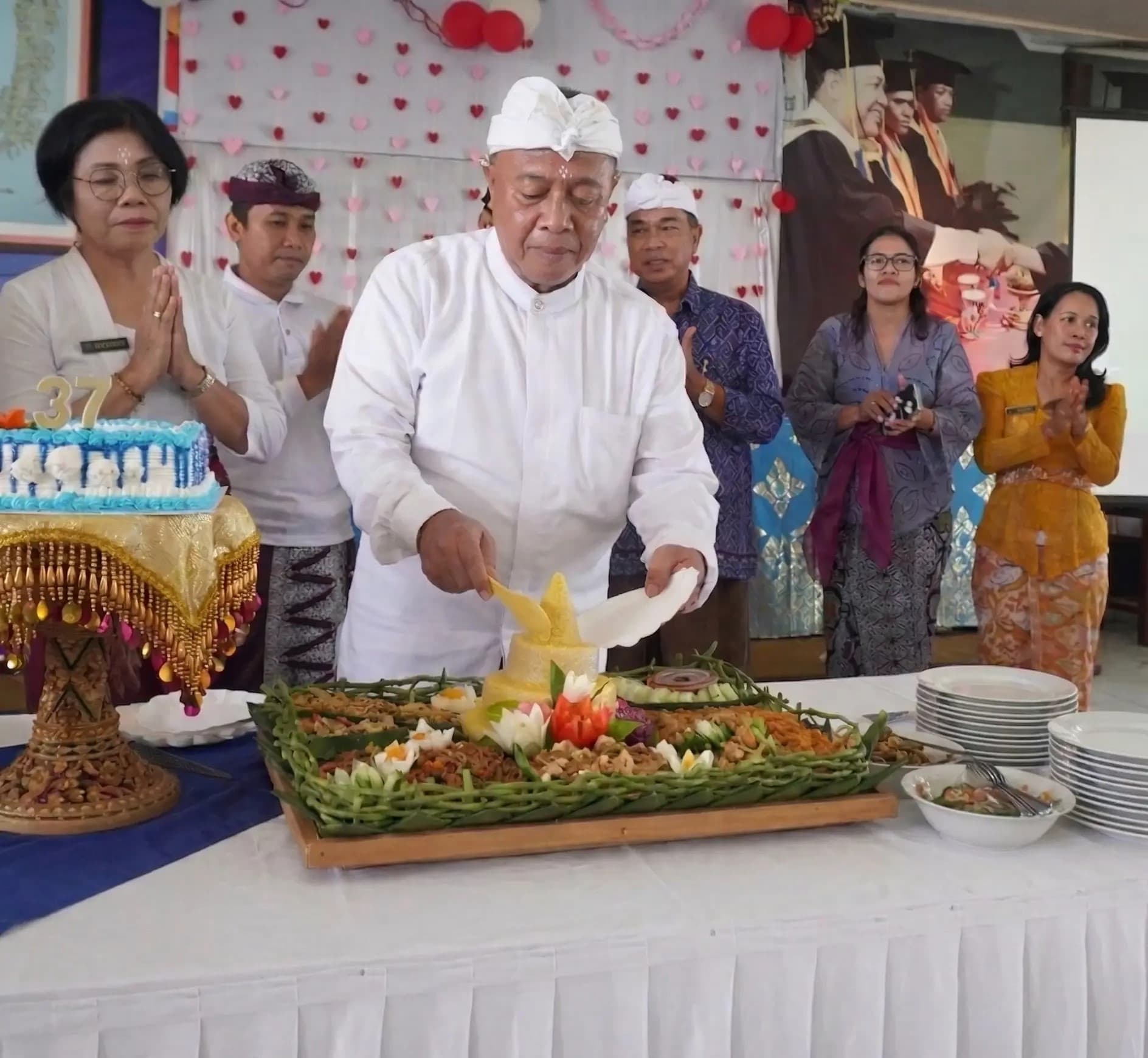 Momen pemotongan tumpeng sebagai simbol doa dan harapan untuk langkah Pansophia ke depan
