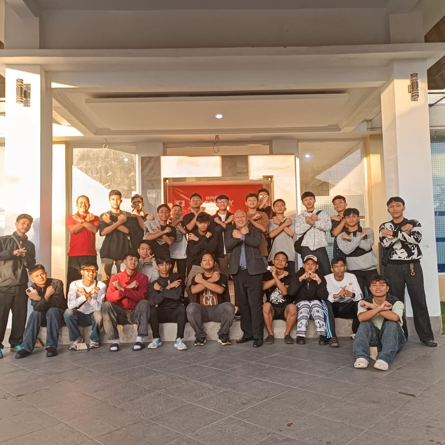 Go Global! Prof. Yudana Lepas 25 Kandidat Pemagang LPK Mirai Mandiri Menuju Jepang