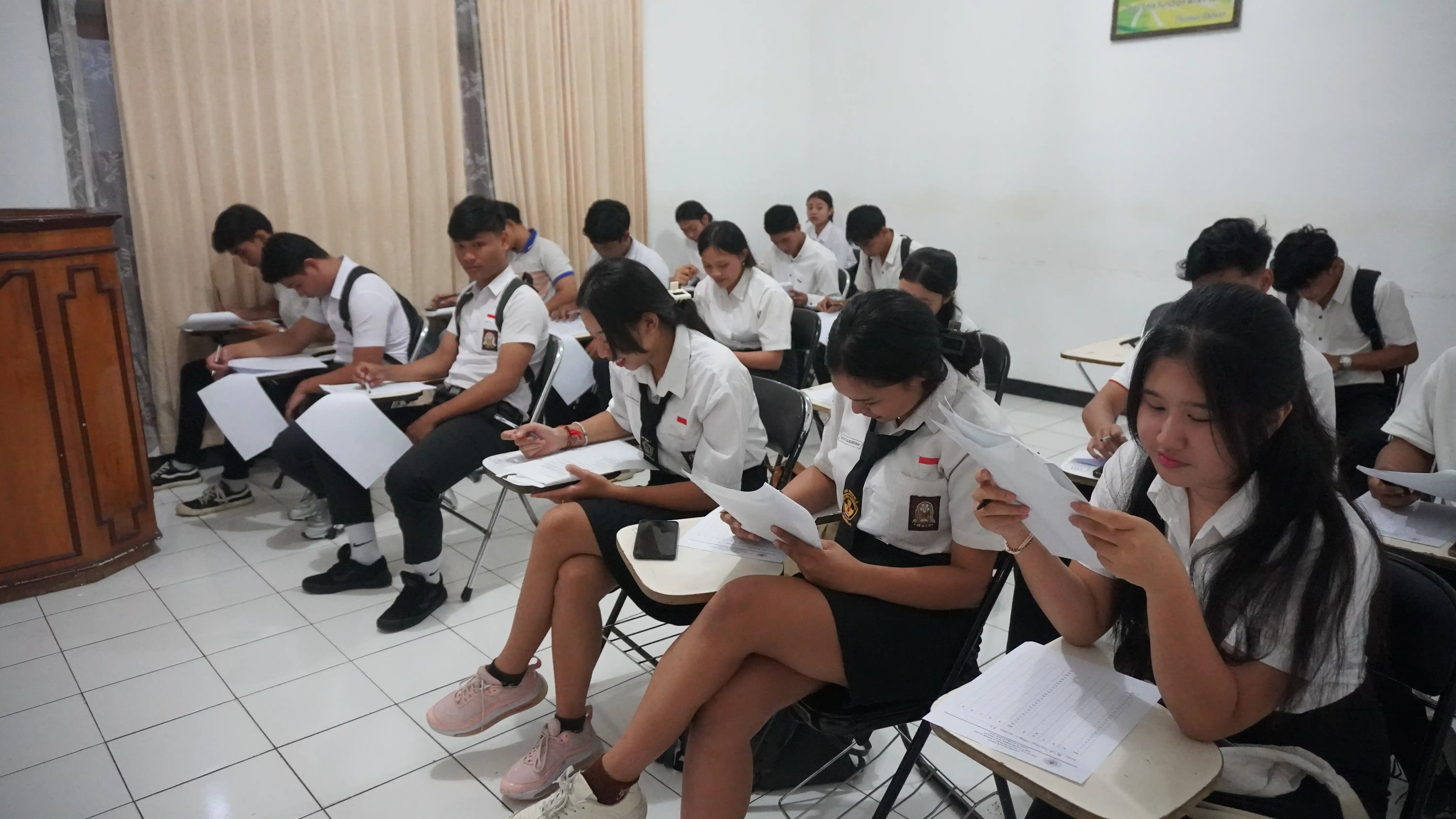 Antusiasme Tinggi! Calon Mahasiswa Pansophia Ikuti Tes Seleksi dan Pengenalan Jurusan